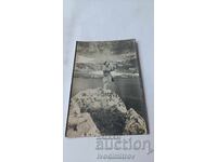 Fotografie Ofițer cu binoclu lângă râu mare