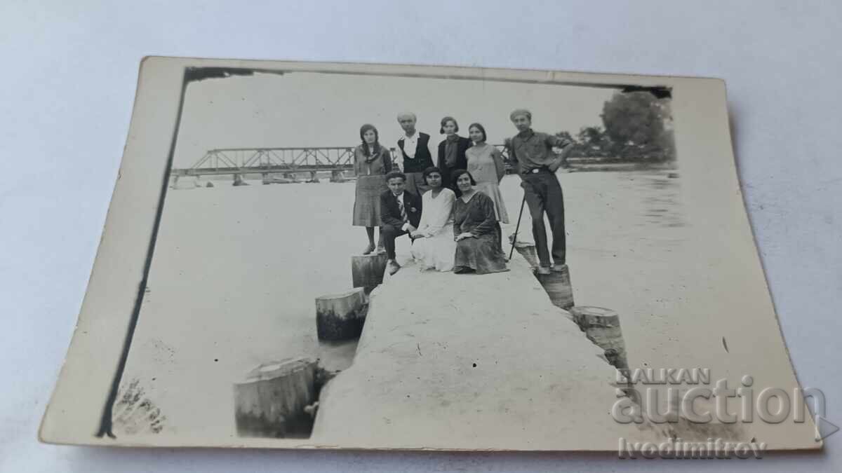 Φωτογραφία Νέων και κοριτσιών σε πλωτή εξέδρα στον ποταμό