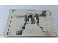 Φωτογραφία Νέων και κοριτσιών σε πλωτή εξέδρα στον ποταμό