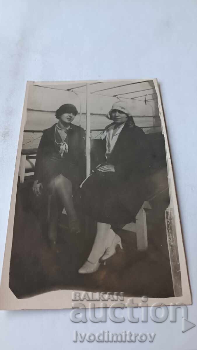 Φωτογραφία Δύο νεαρών γυναικών σε ατμόπλοιο