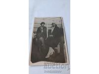 Φωτογραφία Δύο νεαρών γυναικών σε ατμόπλοιο