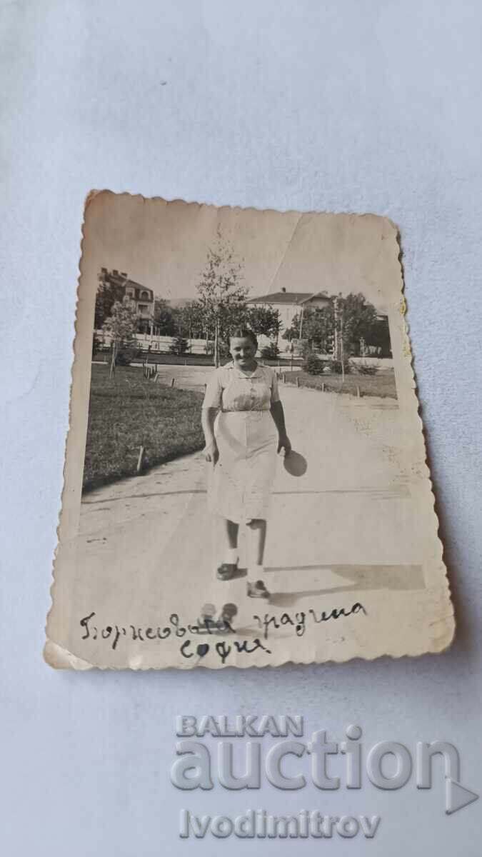 Снимка София Жена на разходка в Борисовата градина