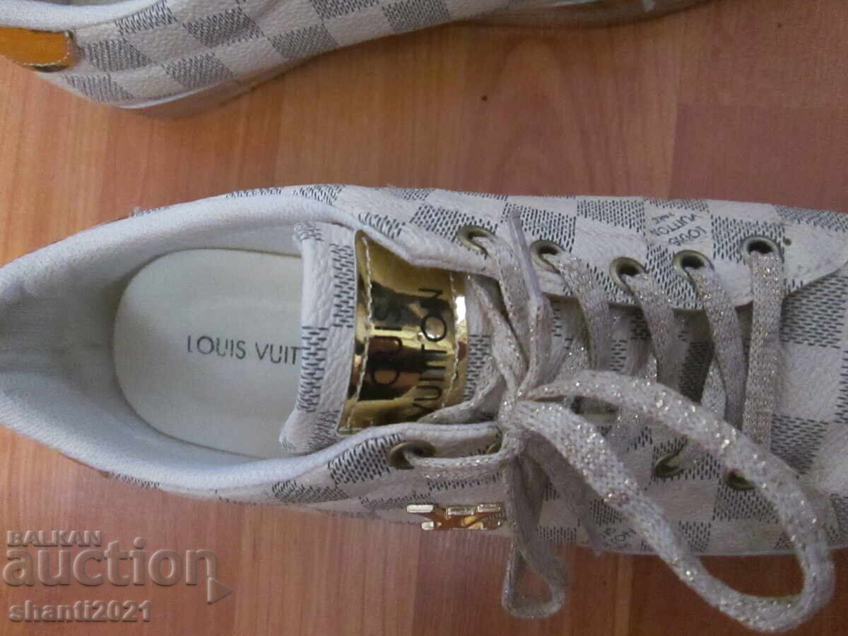 Pantofi, adidași, teniși numărul 40, Louis Vuitton cu preț 39.00 BGN | € 19.94 Pantofi, adidași, teniși numărul 40, Louis Vuitton cu preț 39.00 BGN | € 19.94