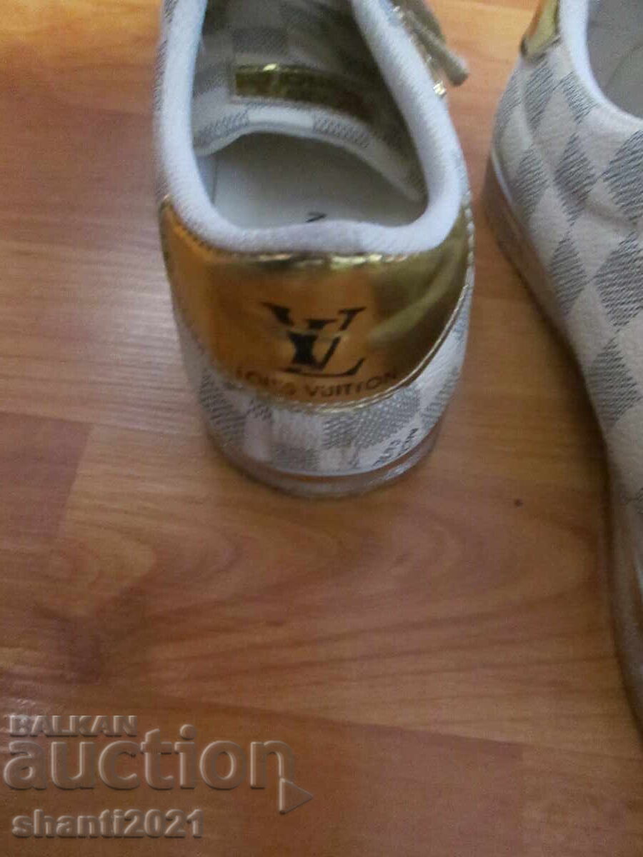 Licitație Pantofi, adidași, teniși numărul 40, Louis Vuitton Licitație Pantofi, adidași, teniși numărul 40, Louis Vuitton