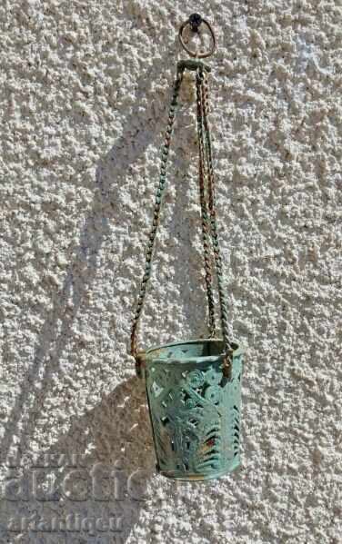 Antic candelabru ortodox suspendat – secolul al XVIII-lea candil cu preț 80.00 BGN | € 40.90 Antic candelabru ortodox suspendat – secolul al XVIII-lea candil cu preț 80.00 BGN | € 40.90