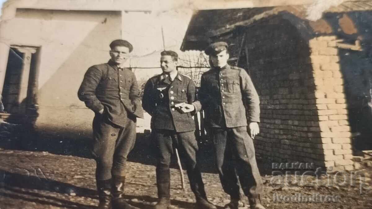 Φωτογραφία Δύο αεροπόροι και Γερμανός πιλότος 1944 με τιμή 3.35 BGN | € 1.71