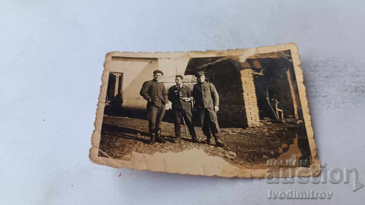 Φωτογραφία Δύο αεροπόροι και Γερμανός πιλότος 1944