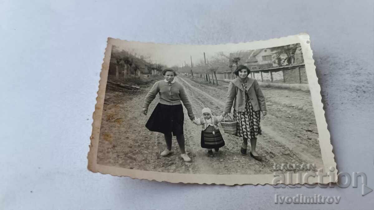 Снимка Две жени и малко момченце на шосето