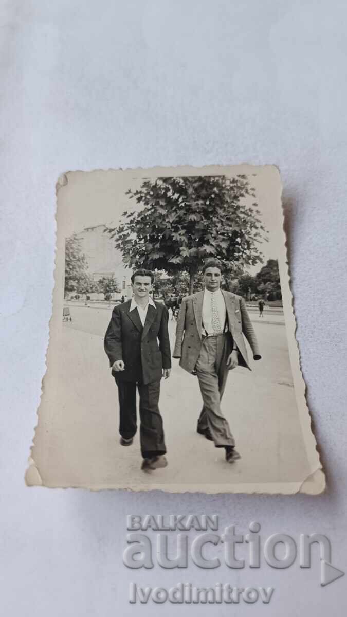 Fotografie Varna Doi tineri la plimbare 1942