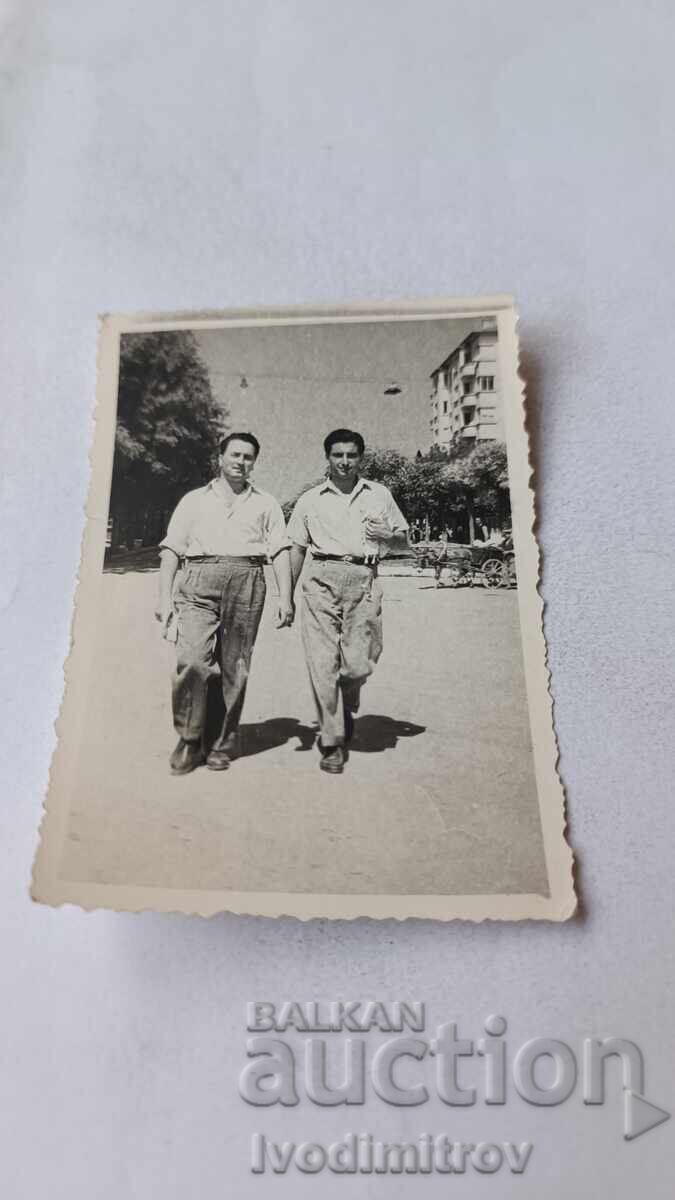 Снимка Сталин Двама мъже на разходка 1956