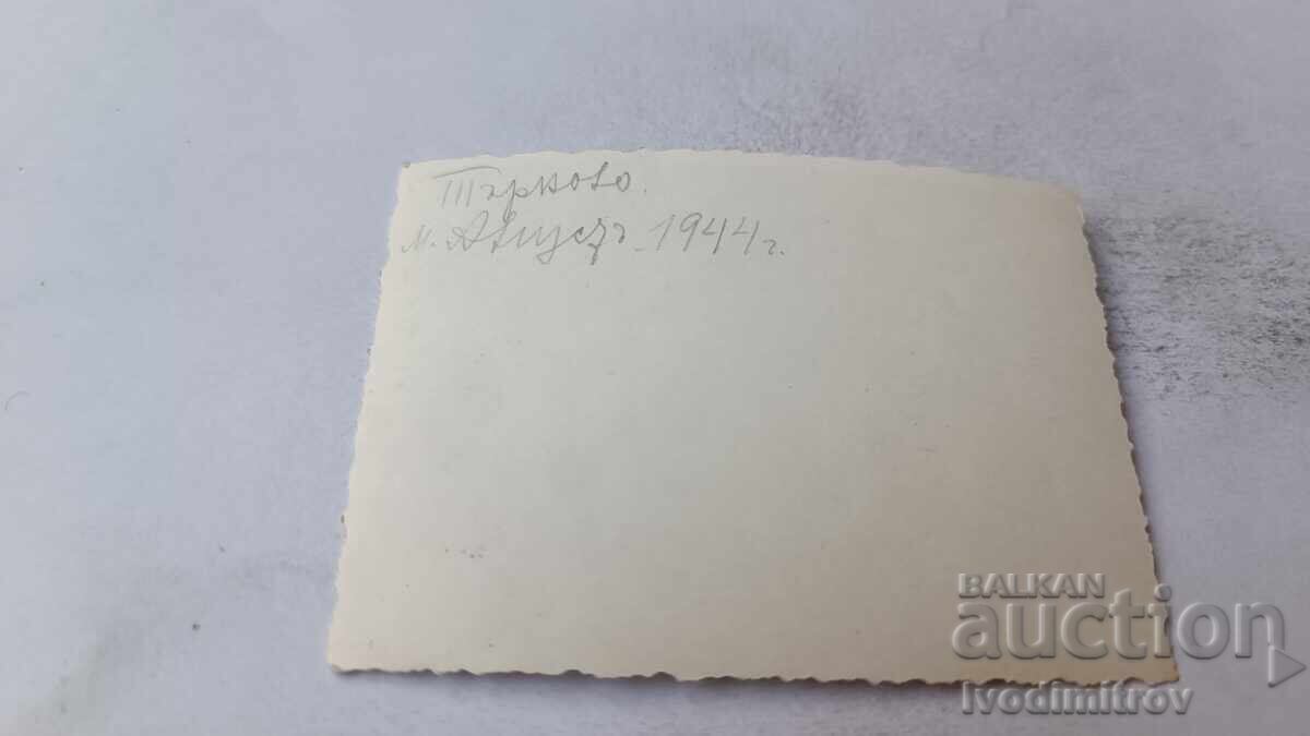 Snimka Veliko Τŭrnovo Δύο γυναίκες και αγόρι σε βόλτα 1944 με τιμή 2.35 BGN | € 1.20