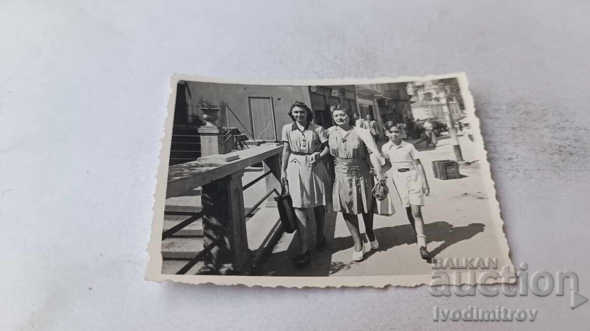 Snimka Veliko Τŭrnovo Δύο γυναίκες και αγόρι σε βόλτα 1944