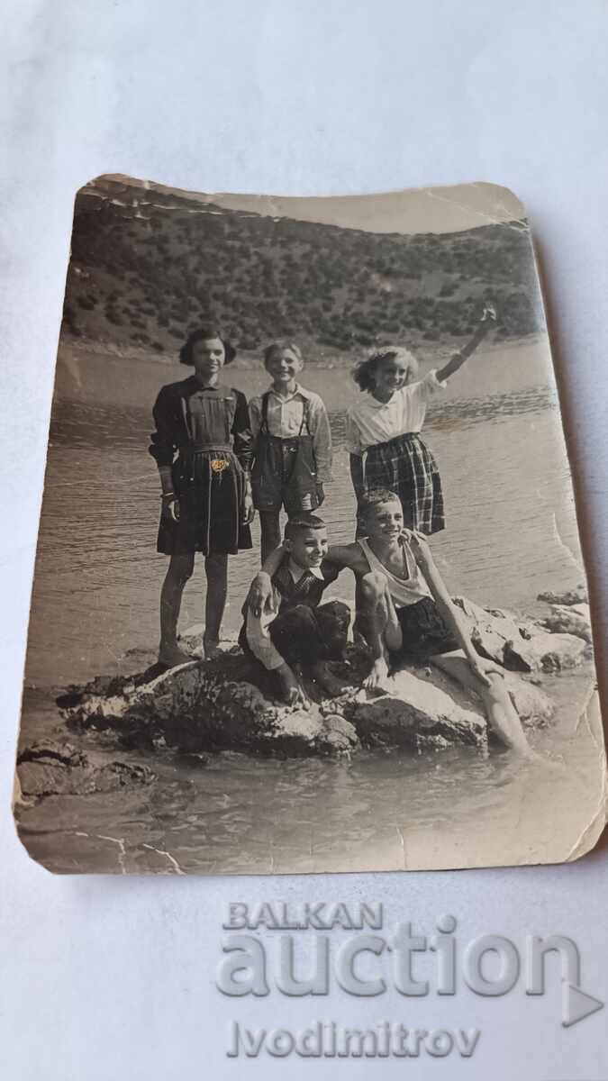 Φωτογραφία Παιδιών σε Πέτρα στη Θάλασσα