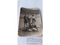 Φωτογραφία Παιδιών σε Πέτρα στη Θάλασσα