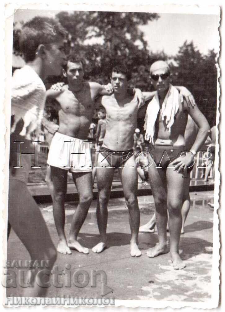 MICĂ POZĂ VECHE CU TREI TINERI ÎN COSTUME DE BAIE D886