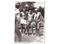 ΜΙΚΡΗ ΠΑΛΙΑ ΦΩΤΟΓΡΑΦΙΑ ΤΡΙΩΝ ΝΕΩΝ ΣΕ ΜΑΓΙΟ Δ886