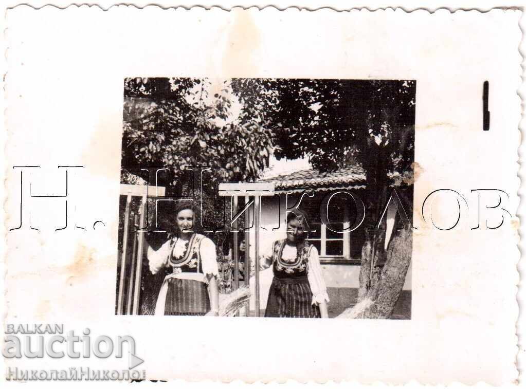 LOT of 3 small old photos of women in folk costumes D888 with price € 3.00 | 5.87 BGN