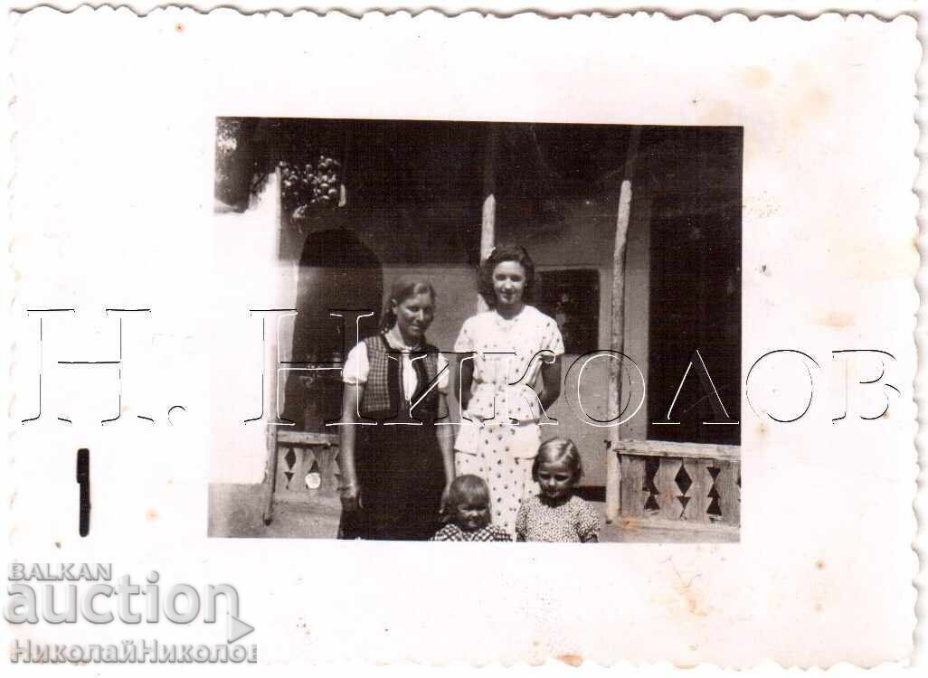 LOT of 3 small old photos of women in folk costumes D888 - 6