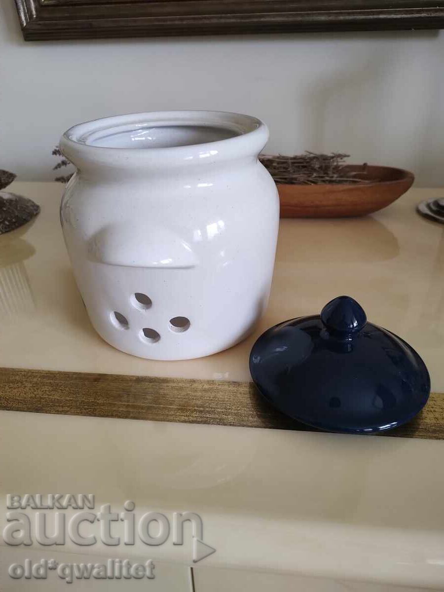 Recipient ceramic pentru depozitarea usturoiului, cepei, ierburilor, porțelan cu preț 197.00 BGN | € 100.72 Recipient ceramic pentru depozitarea usturoiului, cepei, ierburilor, porțelan cu preț 197.00 BGN | € 100.72