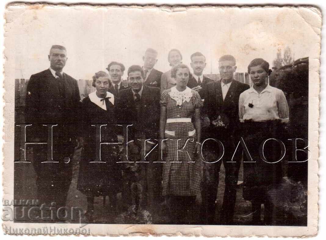 1936 FOTOGRAFIE MICĂ VECHE SOFIA TINERI LA LOGODNĂ D889