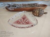 Recipient frumos din sticlă, în formă triunghiulară