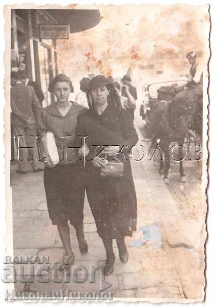 1939 SMALL OLD PHOTO SOFIA WOMAN IN MOURNING ON A WALK D892 1939 SMALL OLD PHOTO SOFIA WOMAN IN MOURNING ON A WALK D892
