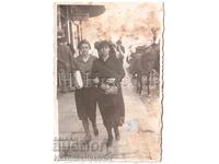 1939 SMALL OLD PHOTO SOFIA WOMAN IN MOURNING ON A WALK D892