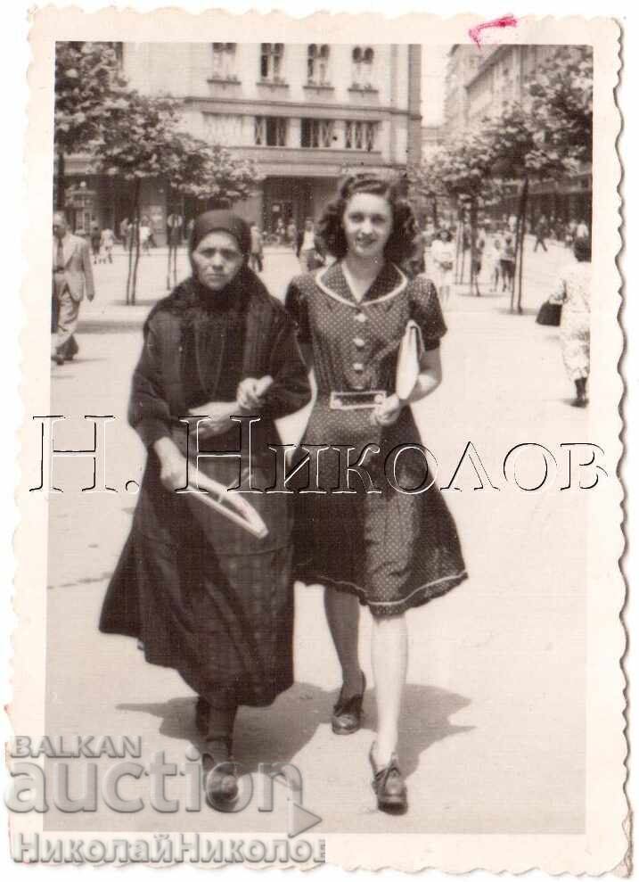 ΜΙΚΡΗ ΠΑΛΙΑ ΦΩΤΟΓΡΑΦΙΑ ΣΟΦΙΑ ΠΛΑΤΕΙΑ ΣΛΑΒΕΪΚΟΦ ΓΥΝΑΙΚΑ ΣΕ ΠΕΝΘΟΣ Δ897