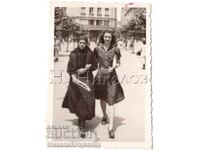 MICĂ POZĂ VECHE SOFIA PIAȚA SLAVEIKOV FEMEIE ÎN DOLIU D897