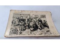 Fotografie Femei Băieți și Fete Curăță Mămăligă cu Porumb