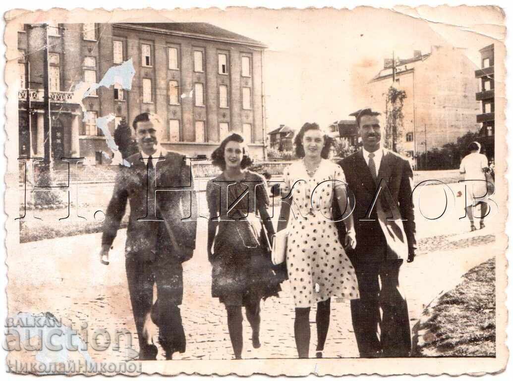 1942 МАЛКА СТАРА СНИМКА СОФИЯ РАЗХОДКА ФОТО ТУЛЧА Д899