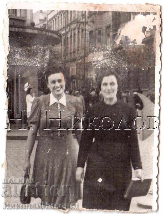 ΜΙΚΡΗ ΠΑΛΙΑ ΦΩΤΟΓΡΑΦΙΑ ΣΟΦΙΑ ΓΥΝΑΙΚΕΣ ΣΕ ΠΕΡΙΠΑΤΟ Δ900 ΜΙΚΡΗ ΠΑΛΙΑ ΦΩΤΟΓΡΑΦΙΑ ΣΟΦΙΑ ΓΥΝΑΙΚΕΣ ΣΕ ΠΕΡΙΠΑΤΟ Δ900