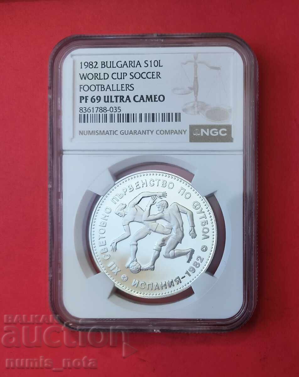 10 leva 1982 g. Dvama futbolisti NGC PF 69