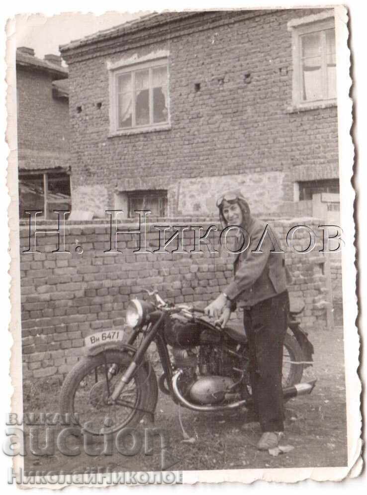 MICĂ POZĂ VECHE VIDIN TÂNĂR CU MOTOR MOTOCICLETĂ D903 MICĂ POZĂ VECHE VIDIN TÂNĂR CU MOTOR MOTOCICLETĂ D903