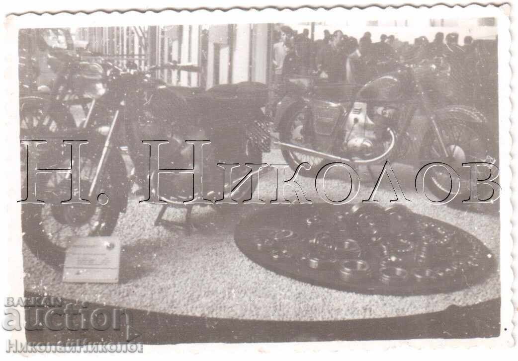 SMALL OLD PHOTO MOTORCYCLE EXHIBITION EXHIBIT D905 SMALL OLD PHOTO MOTORCYCLE EXHIBITION EXHIBIT D905