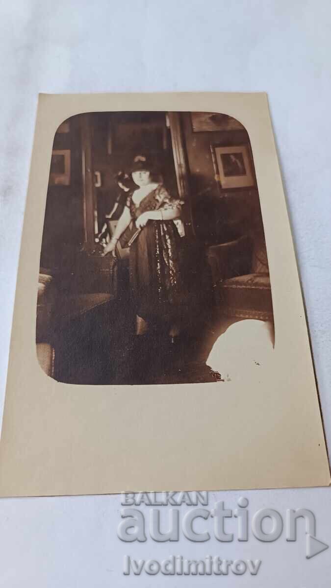 Φωτογραφία Γυναίκας σε Πολυτελές Δωμάτιο Φωτογραφία Γυναίκας σε Πολυτελές Δωμάτιο