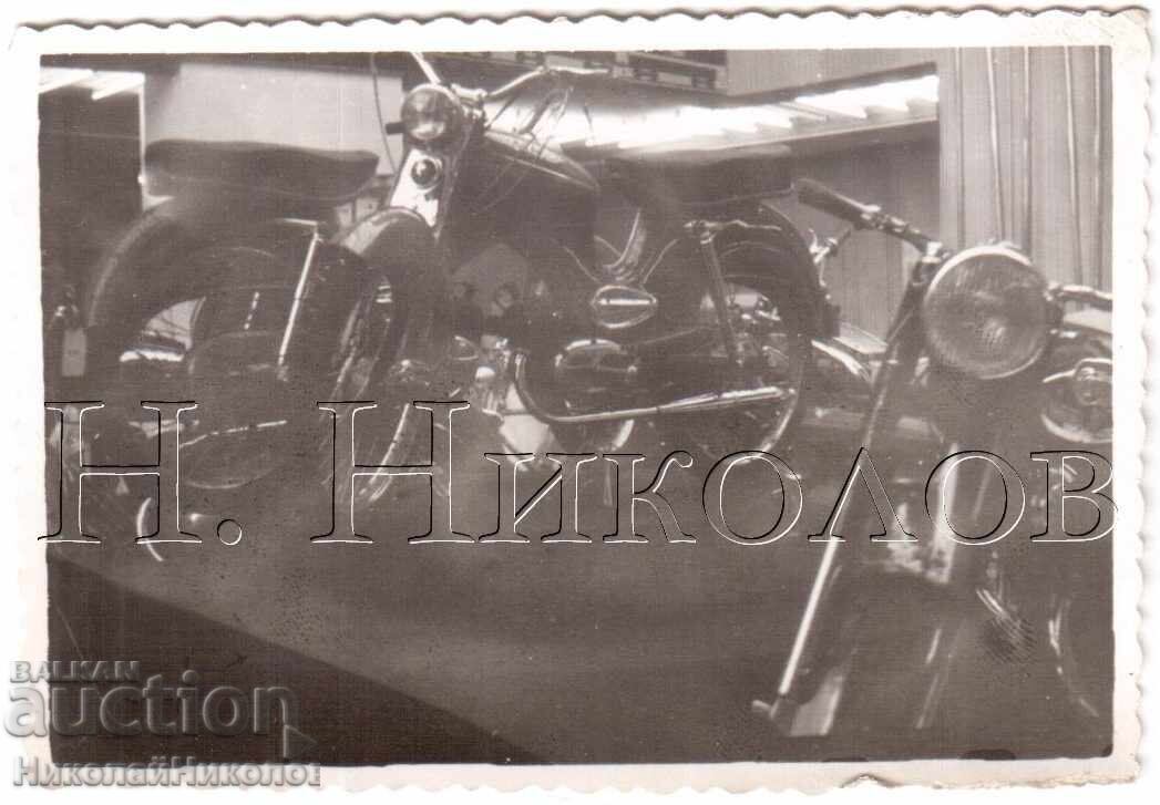 MICĂ POZĂ VECHE MOTOR MOTOCICLETĂ EXPOZIȚIE EXPO D906