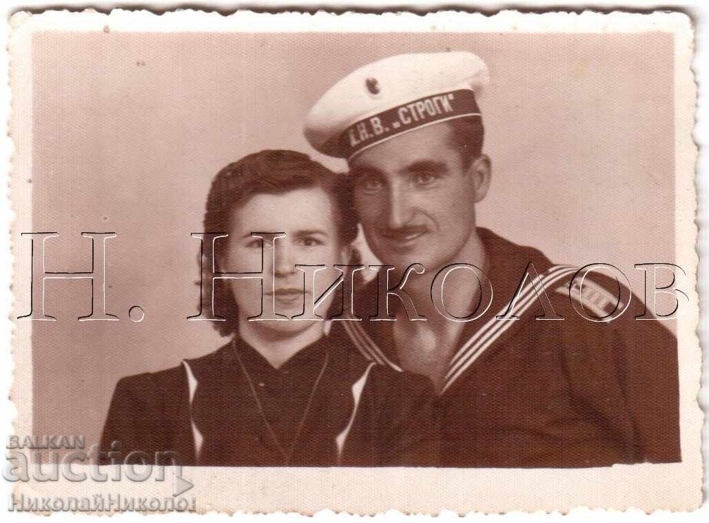 1954 SMALL OLD PHOTO VARNA SAILOR WITH HIS WIFE D911