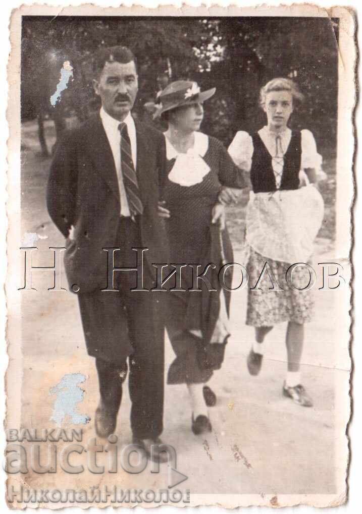 MICĂ POZĂ VECHE SOFIA FAMILIE LA PLIMBARE D915