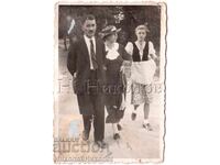 MICĂ POZĂ VECHE SOFIA FAMILIE LA PLIMBARE D915