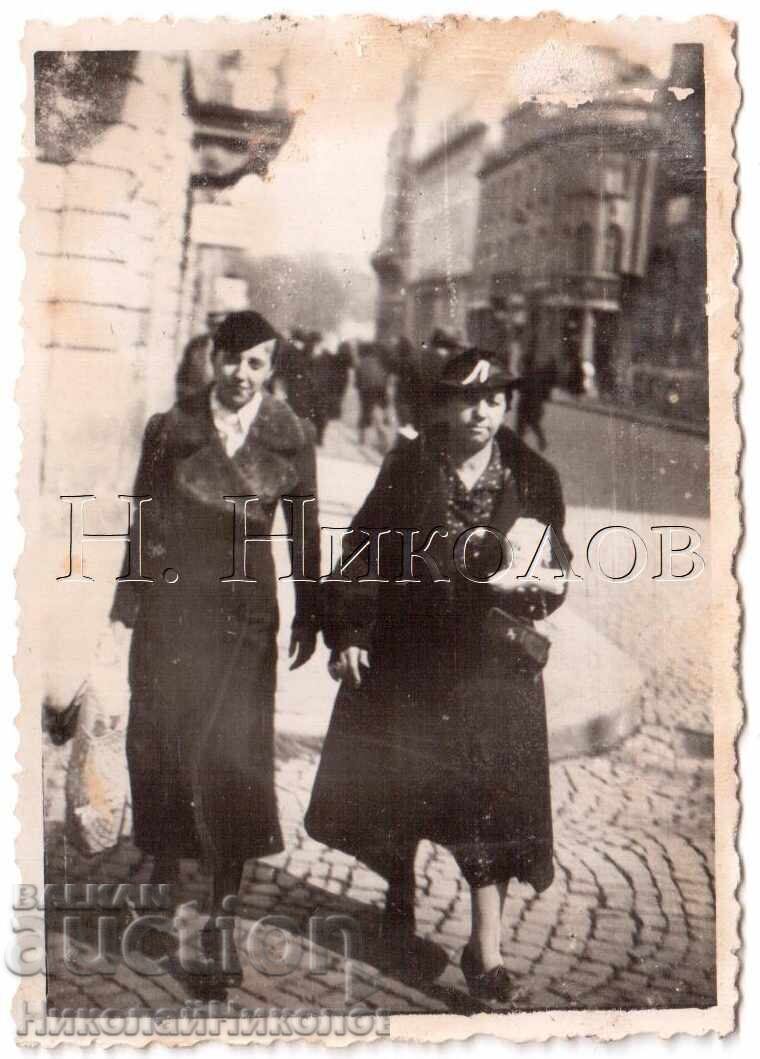 MICĂ POZĂ VECHE SOFIA DOUĂ FEMEI LA PLIMBARE D917 MICĂ POZĂ VECHE SOFIA DOUĂ FEMEI LA PLIMBARE D917