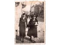 МАЛКА СТАРА СНИМКА СОФИЯ ДВЕ ЖЕНИ НА РАЗХОДКА Д917