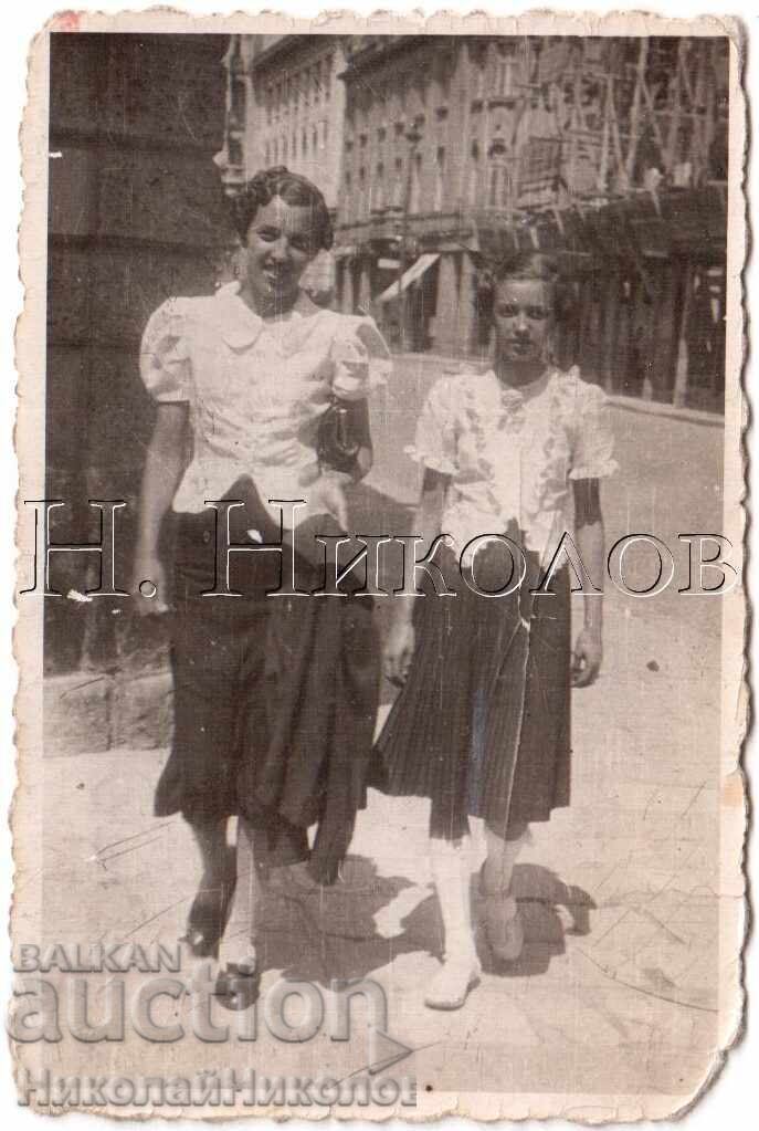 1938 МАЛКА СТАРА СНИМКА СОФИЯ ДВЕ ДЕВОЙКИ П. ГУШЛЕВА Д918