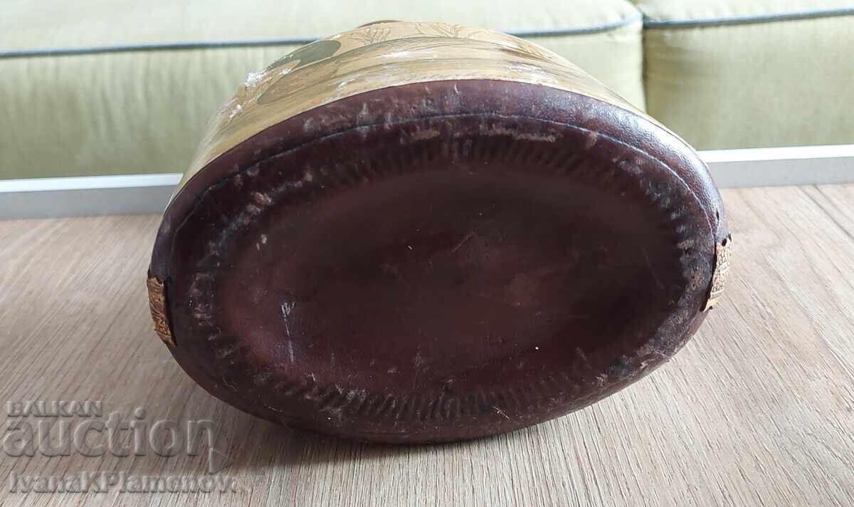 Livrarea Sticlă vintage îmbrăcată în piele pentru cunoscători