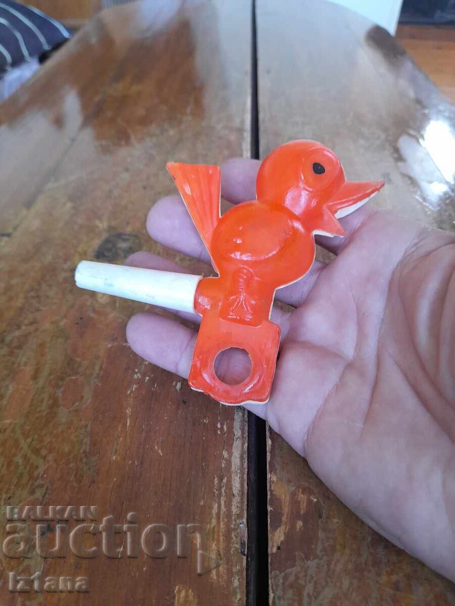 Un fluier vechi pentru copii cu preț 16.00 BGN | € 8.18