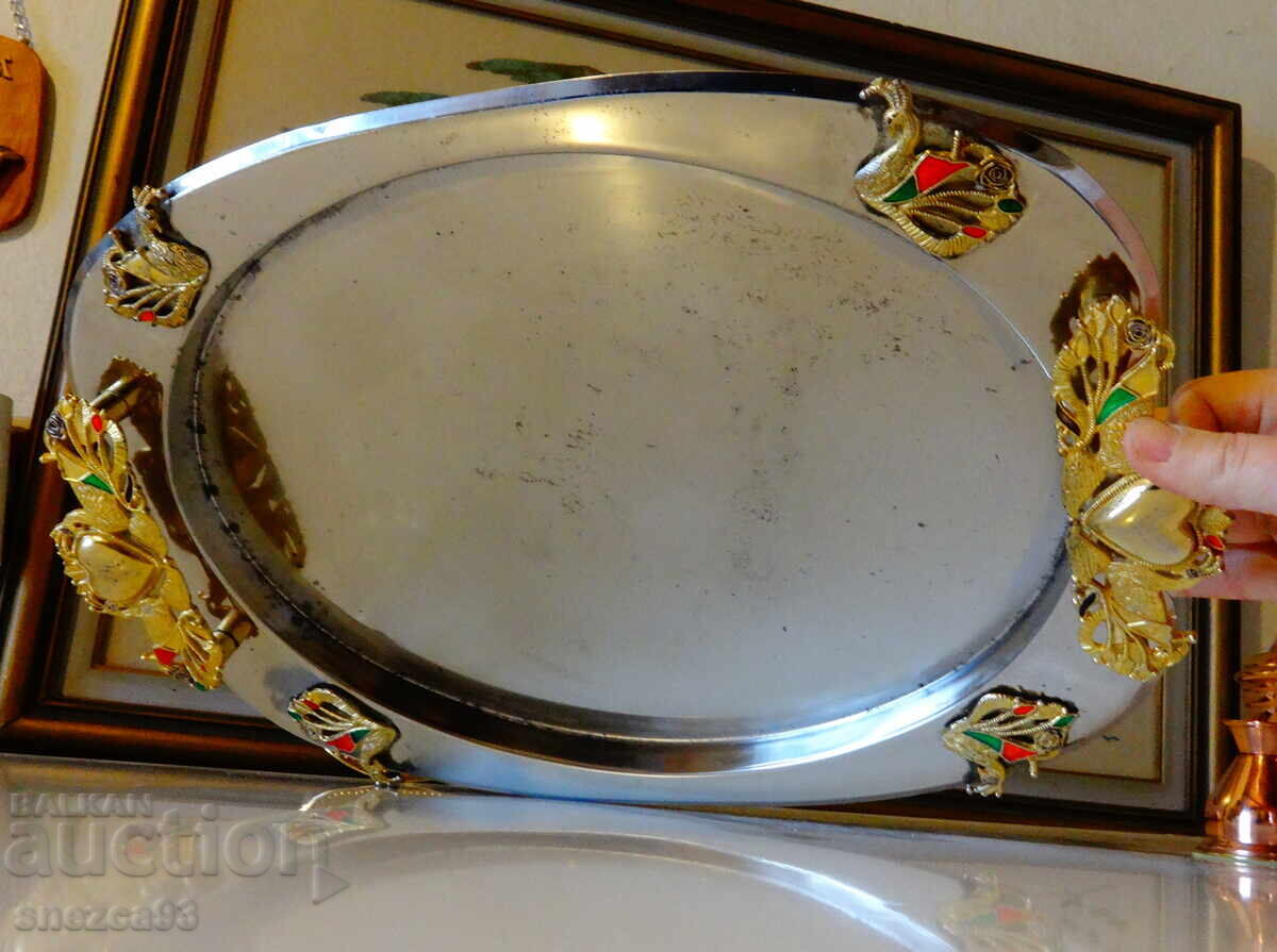 Παράδοση Ασημένιο δίσκος, παγώνια, επιχρυσωμένες λαβές Παράδοση Ασημένιο δίσκος, παγώνια, επιχρυσωμένες λαβές