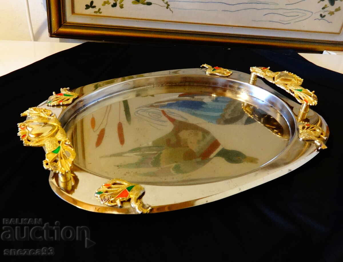 Ασημένιο δίσκος, παγώνια, επιχρυσωμένες λαβές Ασημένιο δίσκος, παγώνια, επιχρυσωμένες λαβές