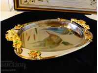 Посребрен поднос,пауни,позлатени дръжки.