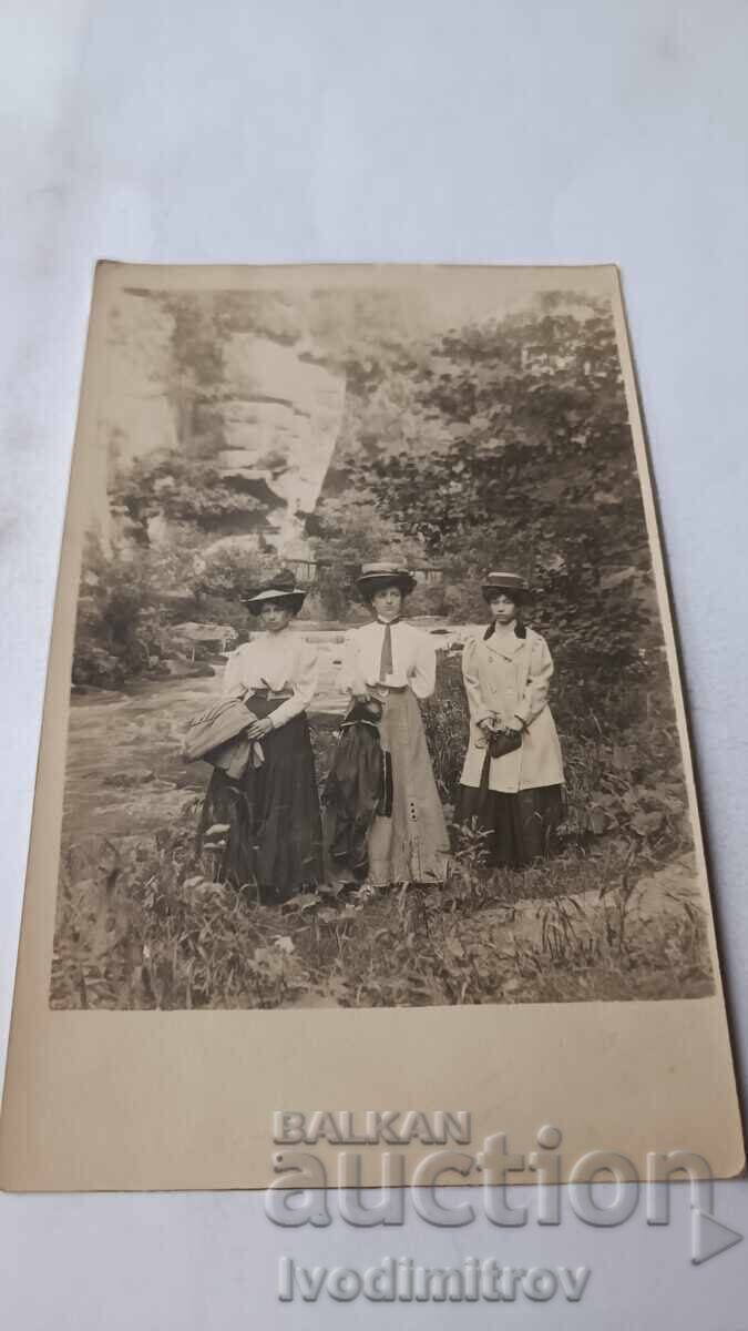 Φωτογραφία Τρεις νεαρές γυναίκες δίπλα σε ορμητικό ρέμα 1908 Φωτογραφία Τρεις νεαρές γυναίκες δίπλα σε ορμητικό ρέμα 1908