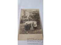 Снимка Три млади жени покрай буен поток 1908